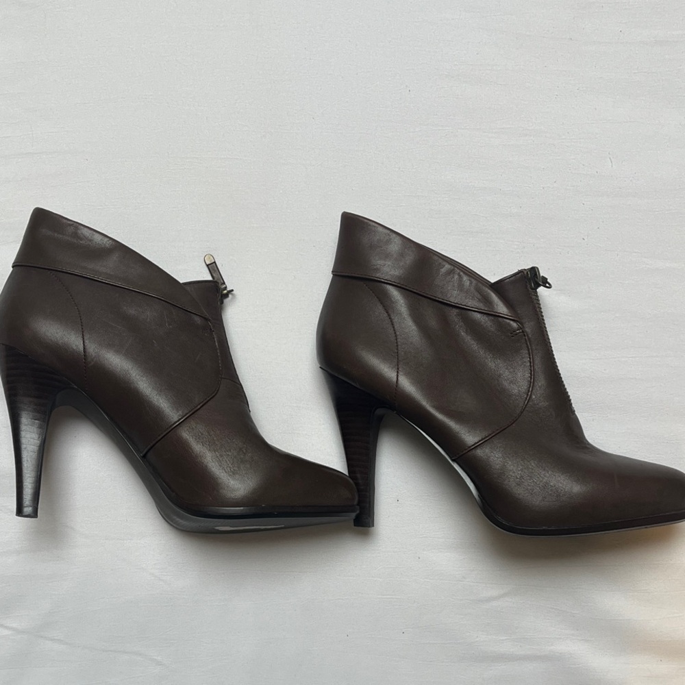 B. Makowsky Chocolate Brown Leather Ankle Boots